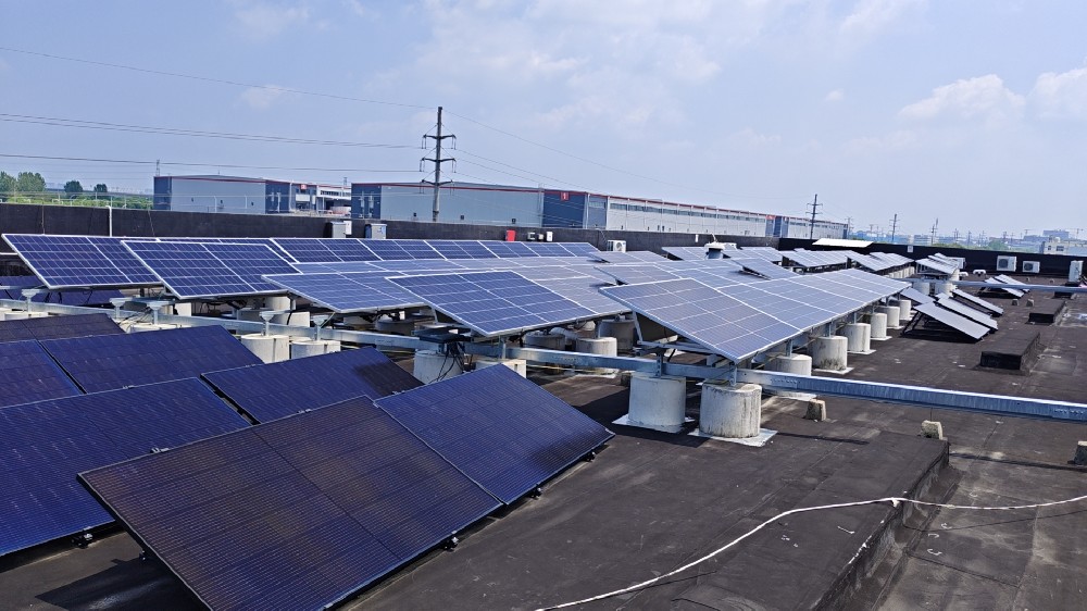 The Power Play: How Microinverters Beat DC Optimizers in Solar Systems The Power Play: How Microinverters Beat DC Optimizers in Solar Systems